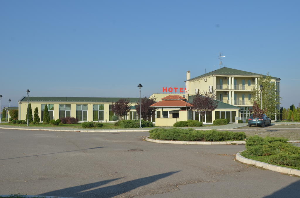 Hotel Dragovic 斯梅代雷沃 外观 照片