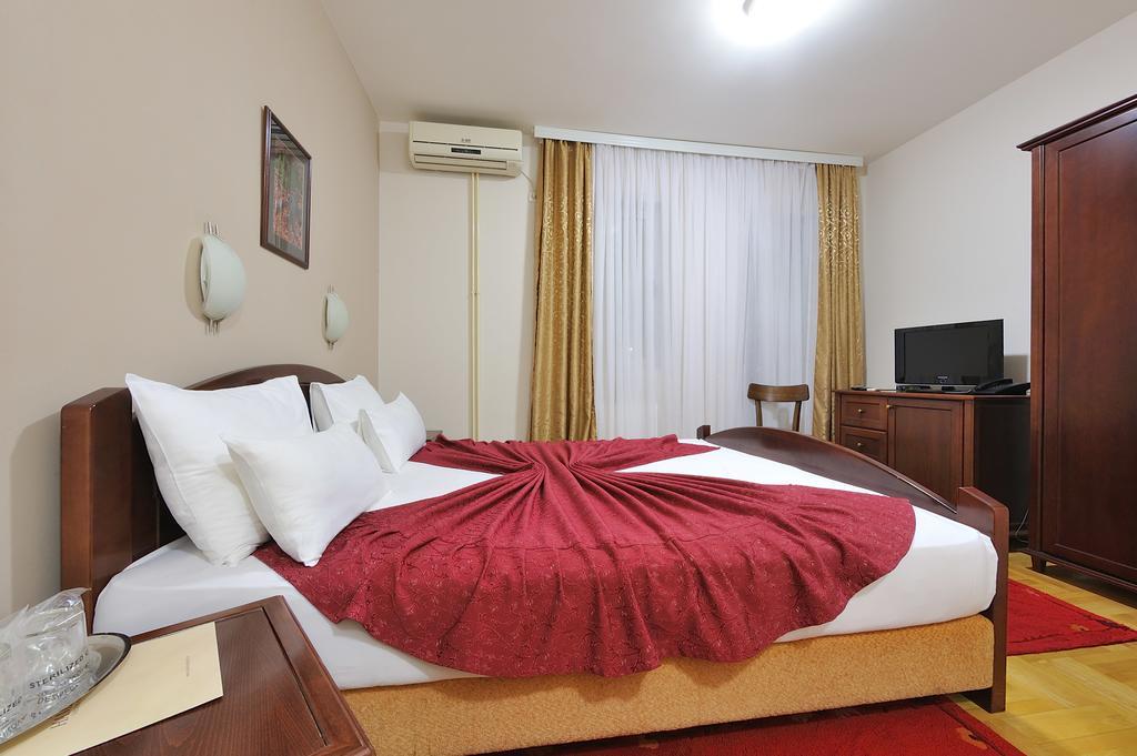 Hotel Dragovic 斯梅代雷沃 外观 照片