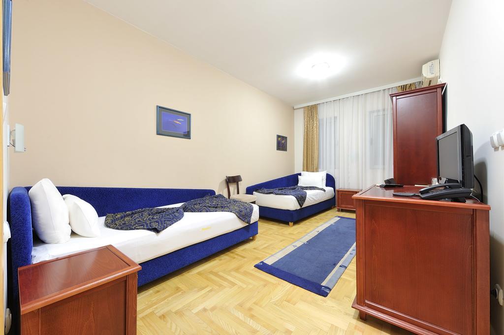 Hotel Dragovic 斯梅代雷沃 外观 照片