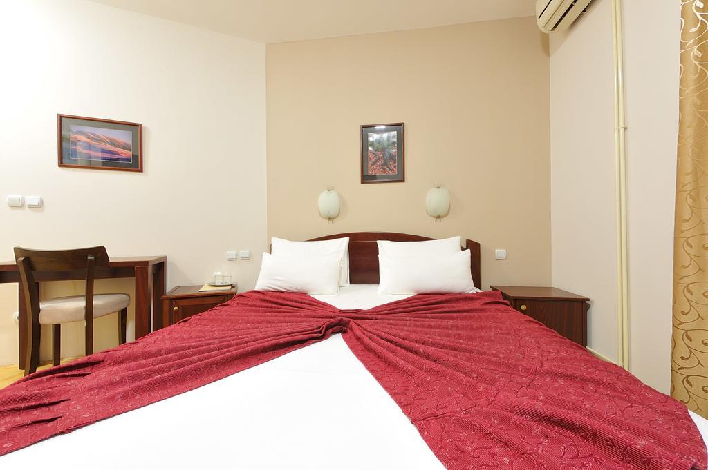Hotel Dragovic 斯梅代雷沃 外观 照片