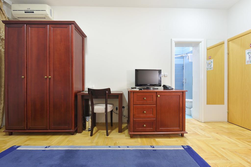 Hotel Dragovic 斯梅代雷沃 外观 照片