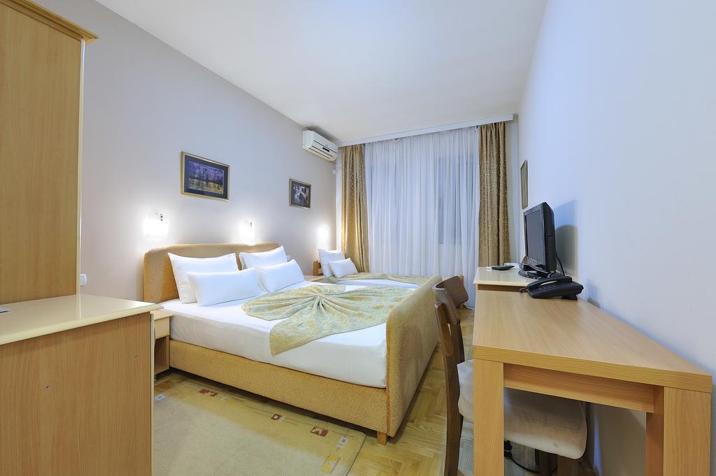 Hotel Dragovic 斯梅代雷沃 外观 照片
